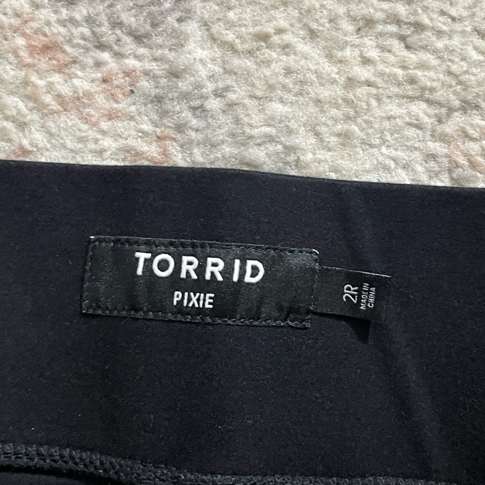 Torrid Pixie Black Capri Leggings Euc - image 2